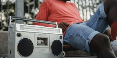 Puede identificar una amplia gama de música, películas y programas de televisión con Shazam.