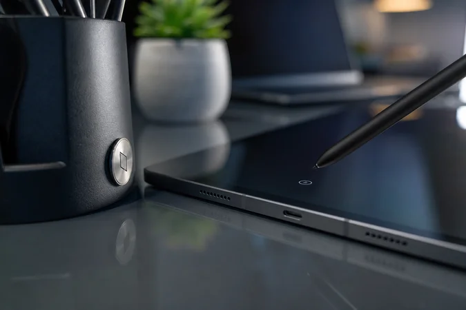 S Pen de Samsung sobre Galaxy tablet con interferencia magnética