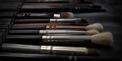 Un juego de pinceles de maquillaje.