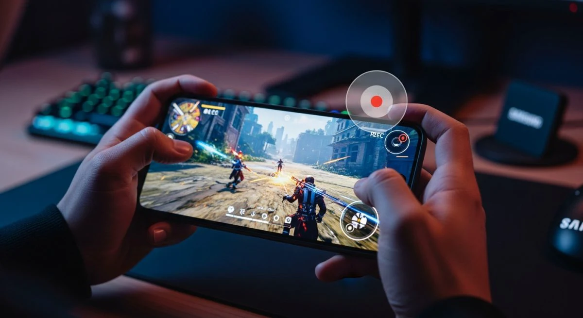 Manos sosteniendo smartphone Samsung horizontal en juego nocturno con teclado RGB