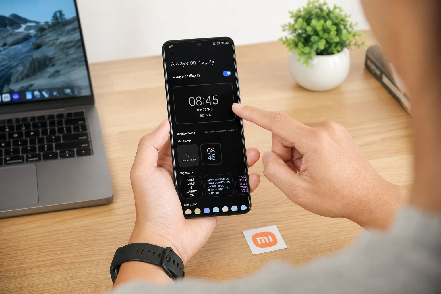 Persona ajusta Xiaomi telefono con AOD reloj 0845 y bateria
