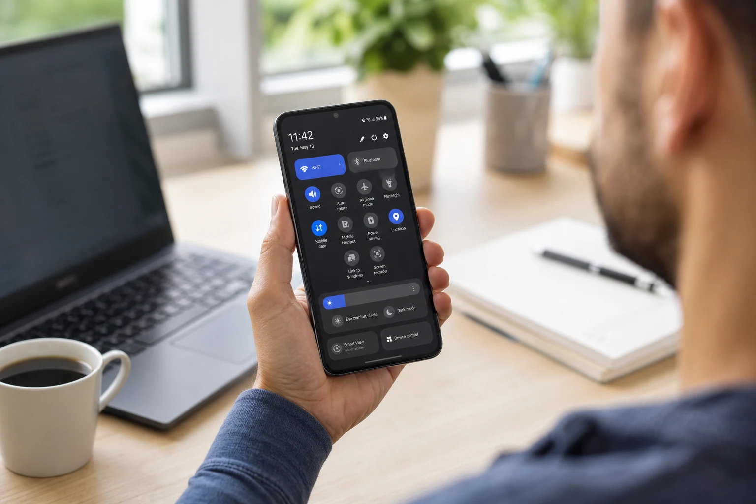 Persona grabando pantalla Android con ajustes rápidos visibles en escritorio