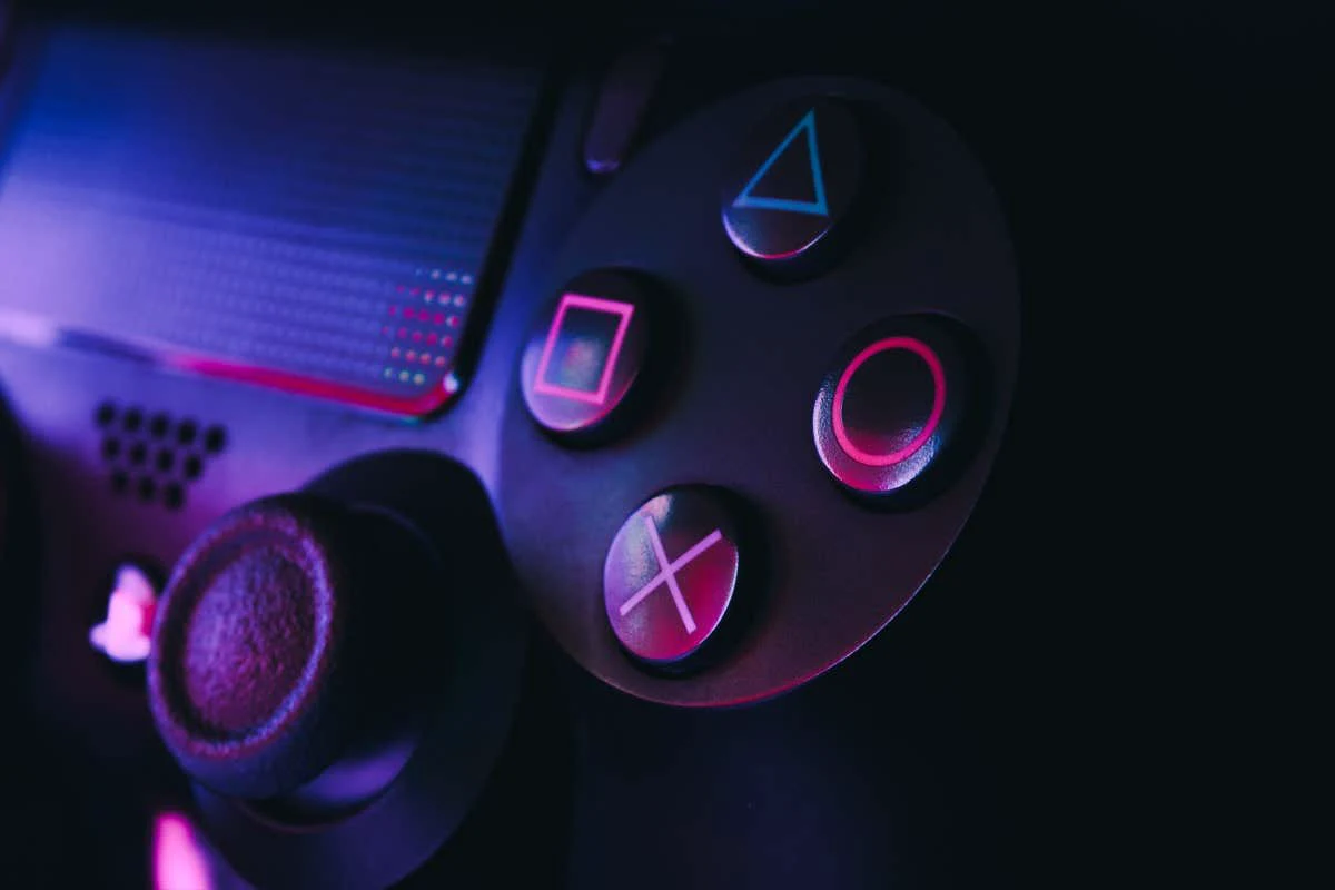 Por qué su controlador PS4 DualShock parpadea en blanco, azul, rojo y naranja