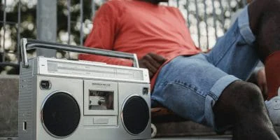Puede identificar una amplia gama de música, películas y programas de televisión con Shazam.