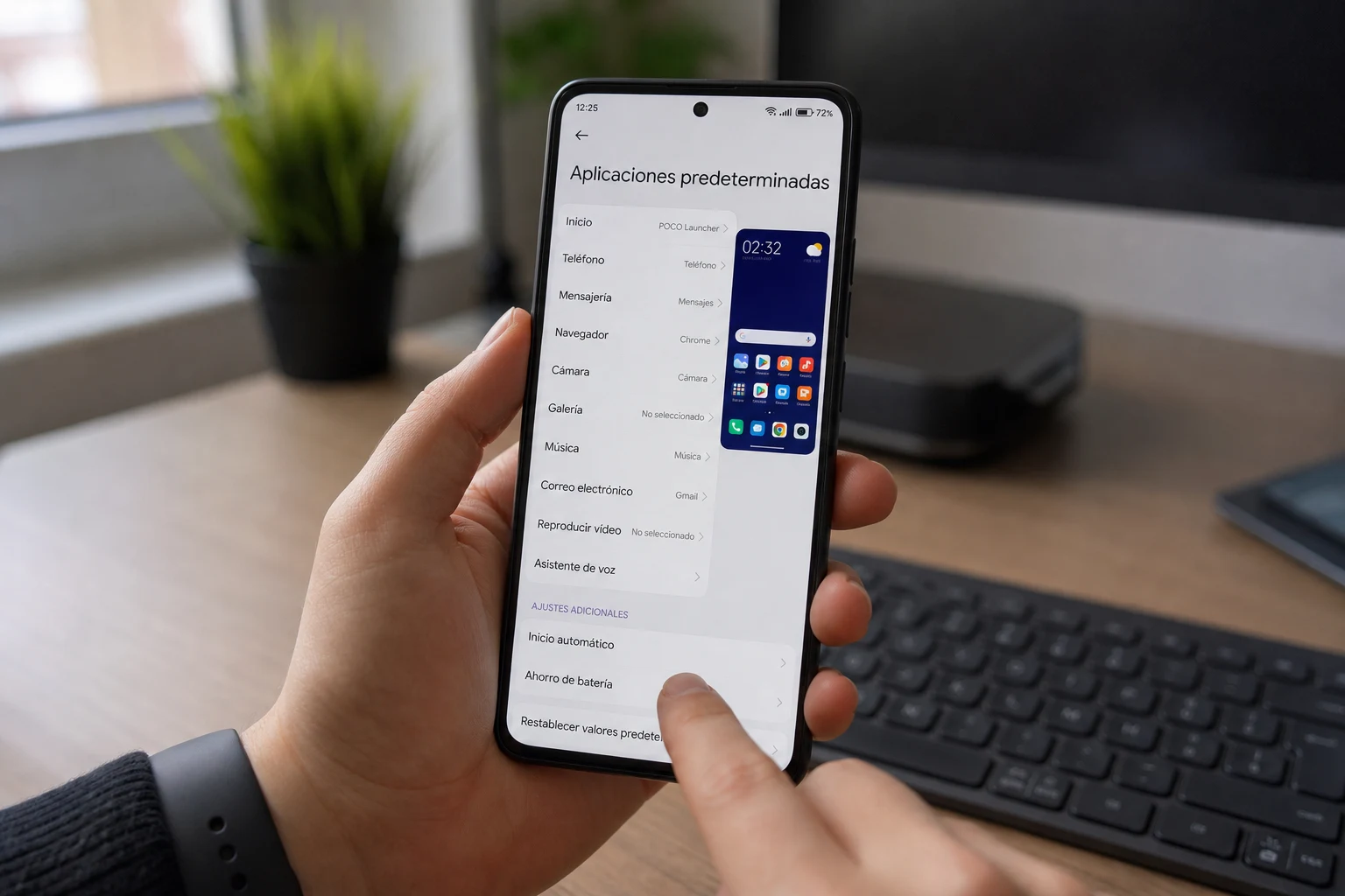Teléfono Xiaomi mostrando ajustes del lanzador con opciones de inicio automático y batería