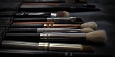 Un juego de pinceles de maquillaje.