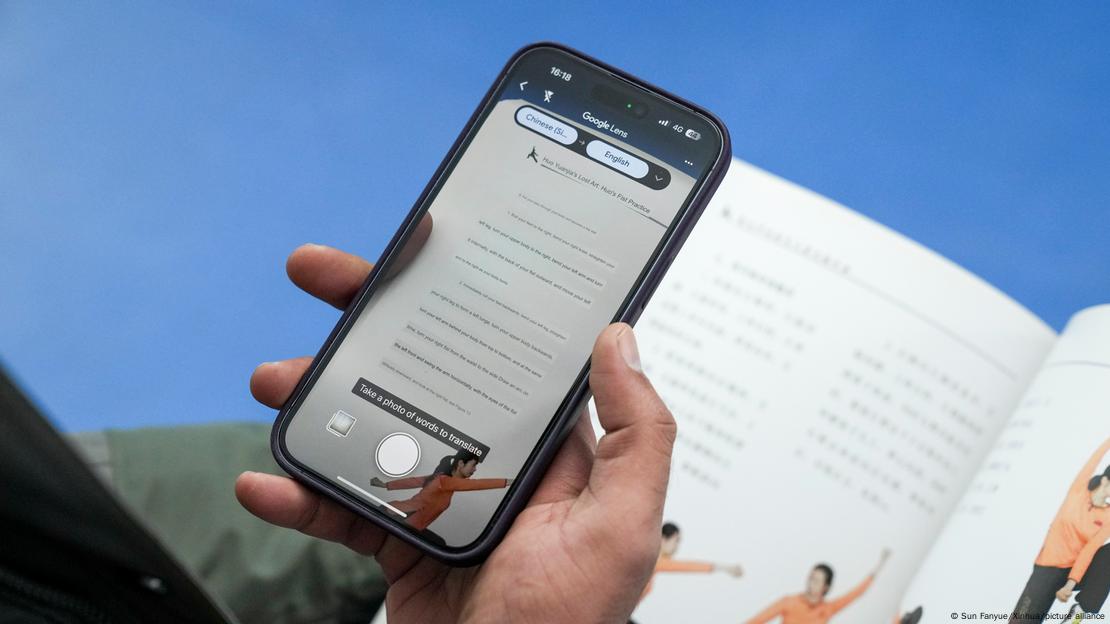 Una persona traduce un texto con su teléfono móvil.