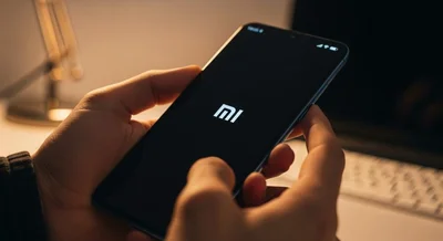 Manos sosteniendo un smartphone Xiaomi con logo MI visible
