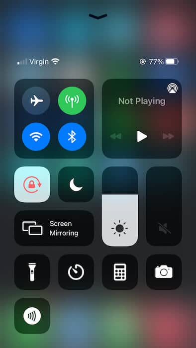 Puede activar el modo oscuro en el Centro de control de iOS.