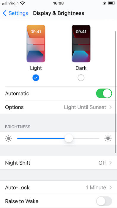 Su dispositivo iOS puede cambiar entre el modo oscuro y claro. 