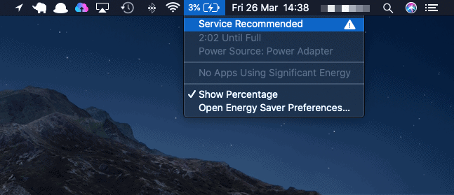 Una advertencia de Servicio recomendado para una batería de Mac.