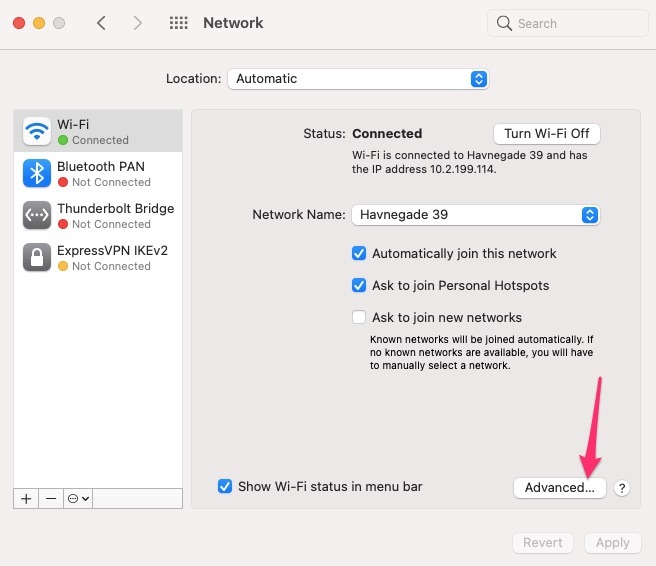 Captura de pantalla que muestra cómo acceder a la configuración de red avanzada en Mac
