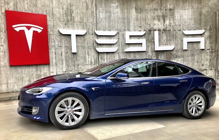 Sala de exposición de conducción autónoma completa de Tesla