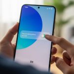 Mano desactiva opción en interfaz MIUI de Xiaomi moderno