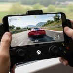 Manos sosteniendo smartphone con juego de carreras en controlador móvil