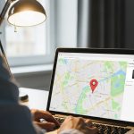 Persona rastrea teléfono perdido en portátil con mapa urbano 4k