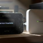Hub Samsung ARTIK antiguo y polvo junto a SmartThings moderno