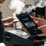 Mano sosteniendo smartphone Samsung usando Samsung Wallet para pago sin contacto