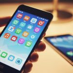 Mano sosteniendo un smartphone clásico Xiaomi con logo MI