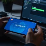 Manos gestionando downgrade de smartphone Xiaomi en modo FASTBOOT