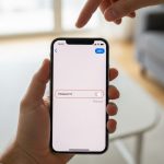 Manos sosteniendo un iPhone mostrando la configuración de Wi-Fi