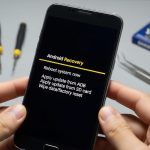 Manos sosteniendo un smartphone Samsung mostrando modo Android Recovery