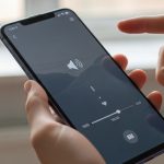 Manos sosteniendo un smartphone Xiaomi con logo Mi visible