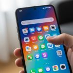Manos sosteniendo un smartphone Xiaomi interactuando con la pantalla