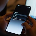 Manos sosteniendo un smartphone Xiaomi que muestra menú MIUI Recovery