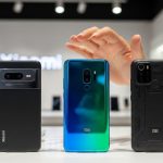 Tres smartphones modernos en mostrador con logo de Xiaomi visible