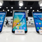 Exposición de tres smartphones Android de Samsung Google y Xiaomi