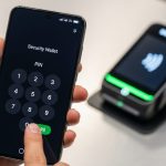 Mano sosteniendo un smartphone Samsung Galaxy en pago con Samsung Wallet