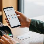 Persona en café paga con teléfono Galaxy usando Samsung Wallet