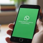 Persona sosteniendo un smartphone Android con notificación de WhatsApp